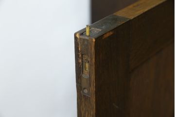 和製ビンテージ　神戸洋家具　凝ったデザインが目を引くナラ材製サイドボード(飾り棚、サイドキャビネット、収納棚、戸棚、ヴィンテージ)(R-067153)