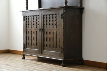 和製ビンテージ　神戸洋家具　凝ったデザインが目を引くナラ材製サイドボード(飾り棚、サイドキャビネット、収納棚、戸棚、ヴィンテージ)(R-067153)