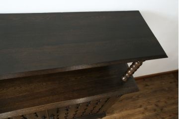 和製ビンテージ　神戸洋家具　凝ったデザインが目を引くナラ材製サイドボード(飾り棚、サイドキャビネット、収納棚、戸棚、ヴィンテージ)(R-067153)