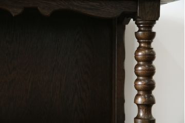和製ビンテージ　神戸洋家具　凝ったデザインが目を引くナラ材製サイドボード(飾り棚、サイドキャビネット、収納棚、戸棚、ヴィンテージ)(R-067153)