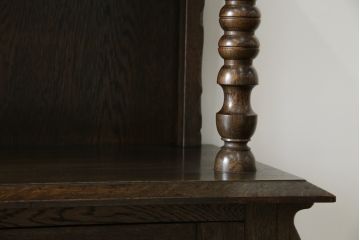 和製ビンテージ　神戸洋家具　凝ったデザインが目を引くナラ材製サイドボード(飾り棚、サイドキャビネット、収納棚、戸棚、ヴィンテージ)(R-067153)