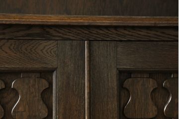 和製ビンテージ　神戸洋家具　凝ったデザインが目を引くナラ材製サイドボード(飾り棚、サイドキャビネット、収納棚、戸棚、ヴィンテージ)(R-067153)