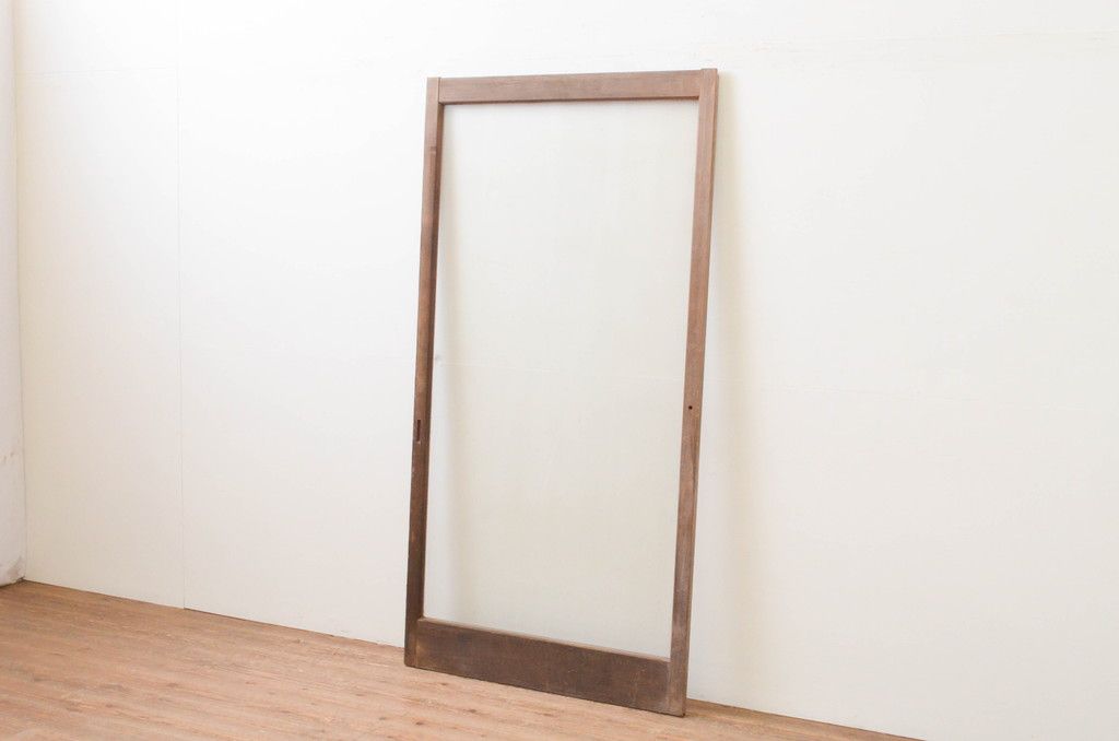 アンティーク建具 経年を感じさせる木味が魅力的 レトロな雰囲気漂う大判ガラス戸(引き戸)(R-067178)