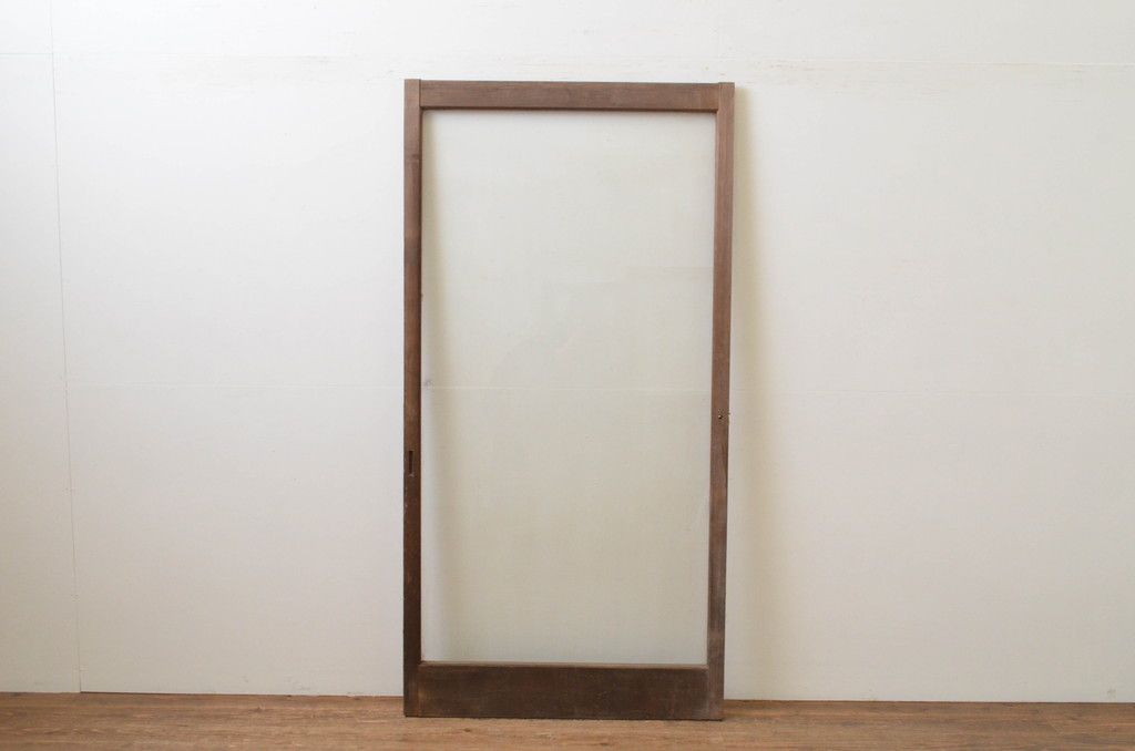 アンティーク建具 経年を感じさせる木味が魅力的 レトロな雰囲気漂う大判ガラス戸(引き戸)(R-067178)