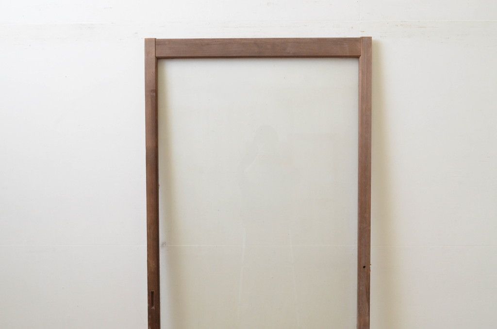 アンティーク建具 経年を感じさせる木味が魅力的 レトロな雰囲気漂う大判ガラス戸(引き戸)(R-067178)