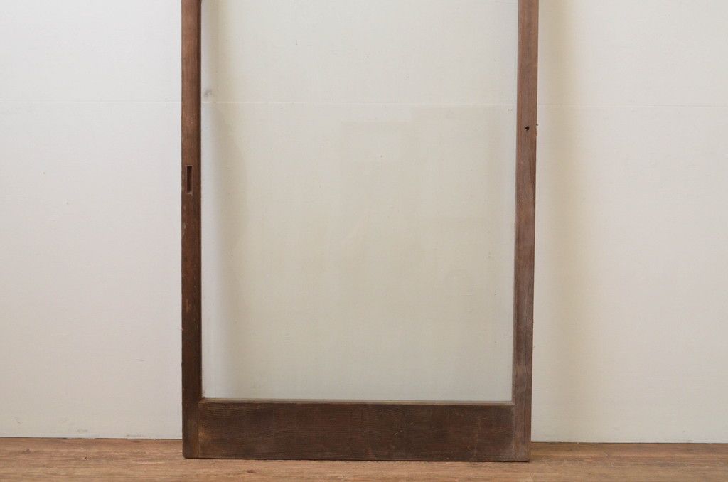 アンティーク建具 経年を感じさせる木味が魅力的 レトロな雰囲気漂う大判ガラス戸(引き戸)(R-067178)