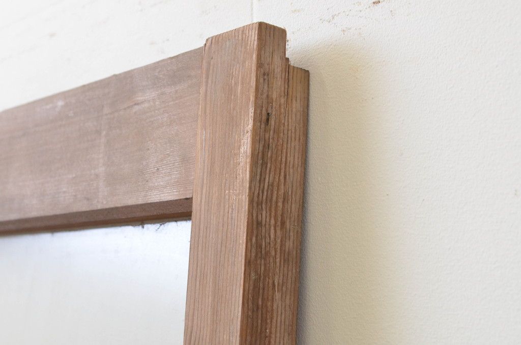 アンティーク建具 経年を感じさせる木味が魅力的 レトロな雰囲気漂う大判ガラス戸(引き戸)(R-067178)