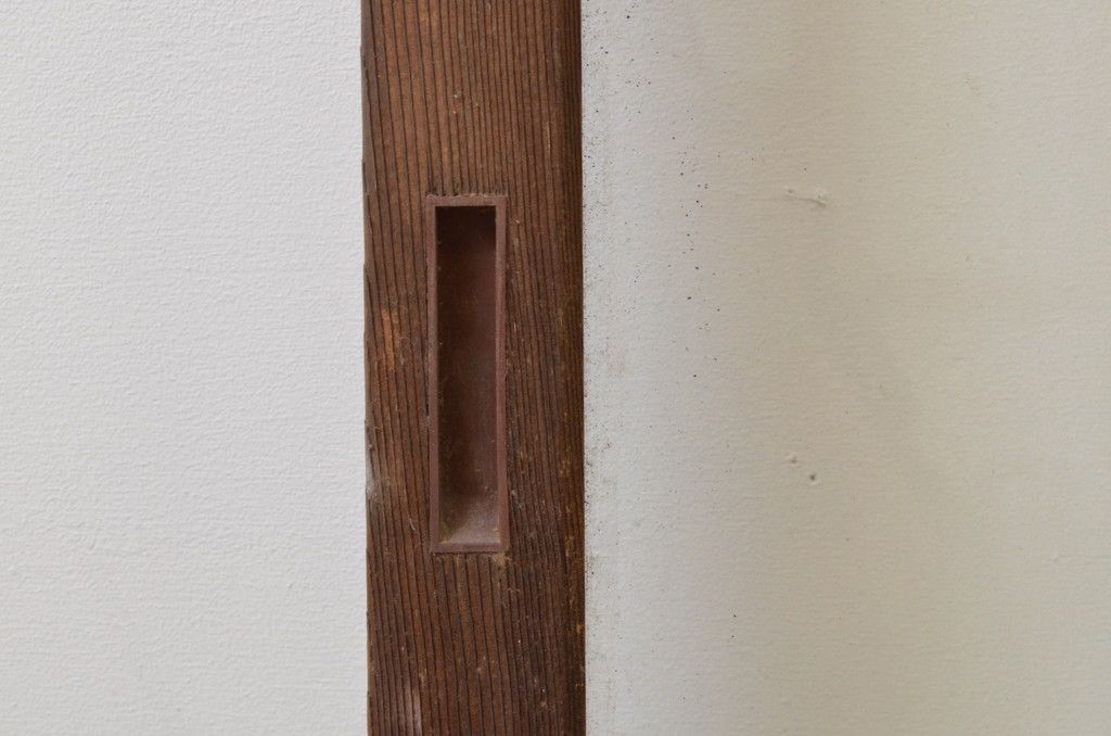 アンティーク建具 経年を感じさせる木味が魅力的 レトロな雰囲気漂う大判ガラス戸(引き戸)(R-067178)