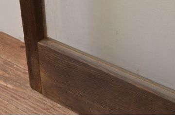 アンティーク建具 経年を感じさせる木味が魅力的 レトロな雰囲気漂う大判ガラス戸(引き戸)(R-067178)