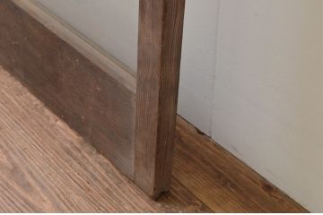 アンティーク建具 経年を感じさせる木味が魅力的 レトロな雰囲気漂う大判ガラス戸(引き戸)(R-067178)