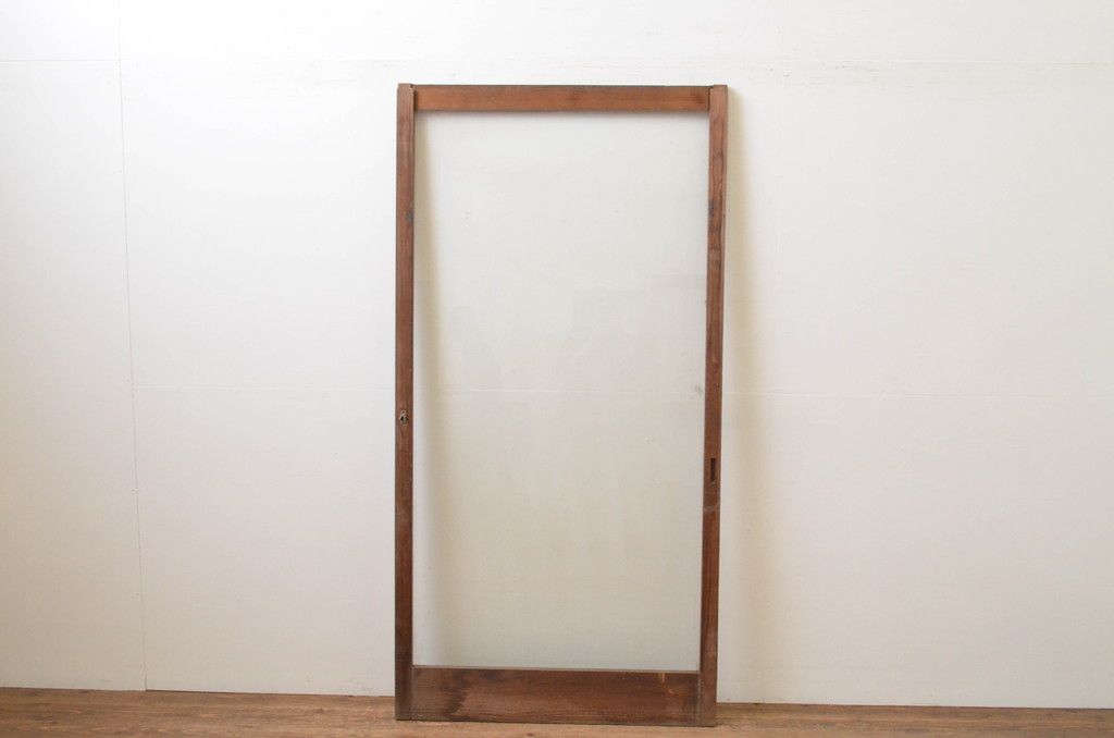 アンティーク建具 経年を感じさせる木味が魅力的 レトロな雰囲気漂う大判ガラス戸(引き戸)(R-067178)