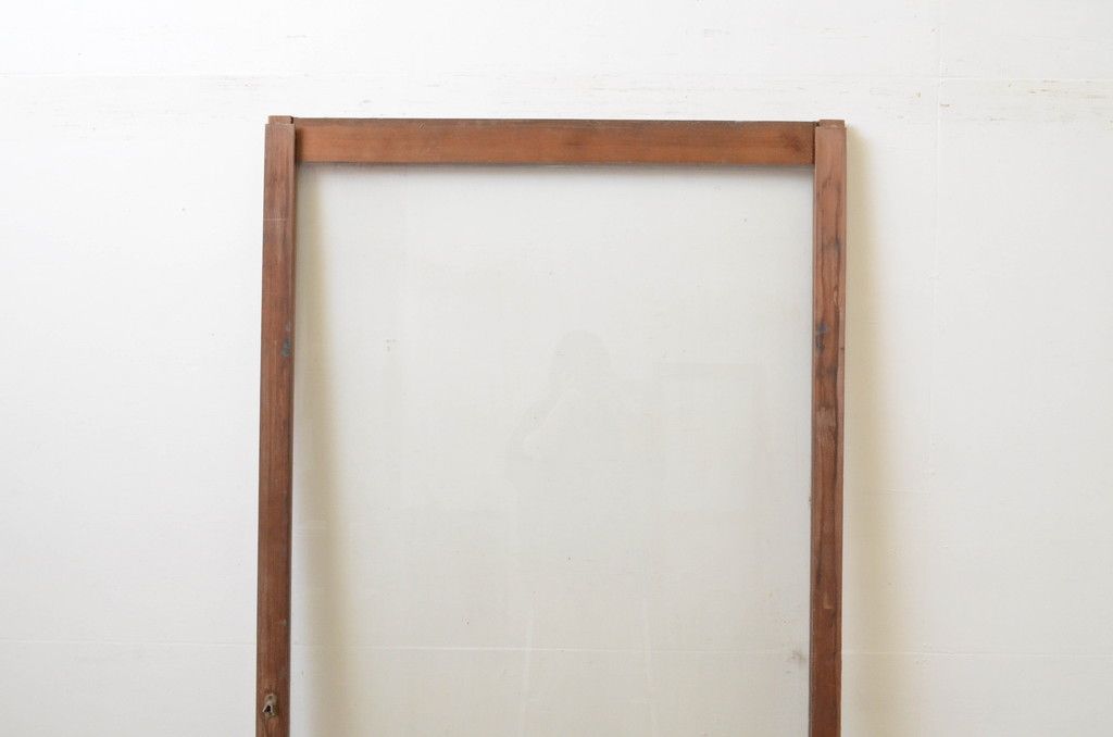 アンティーク建具 経年を感じさせる木味が魅力的 レトロな雰囲気漂う大判ガラス戸(引き戸)(R-067178)