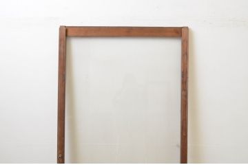 アンティーク建具 経年を感じさせる木味が魅力的 レトロな雰囲気漂う大判ガラス戸(引き戸)(R-067178)
