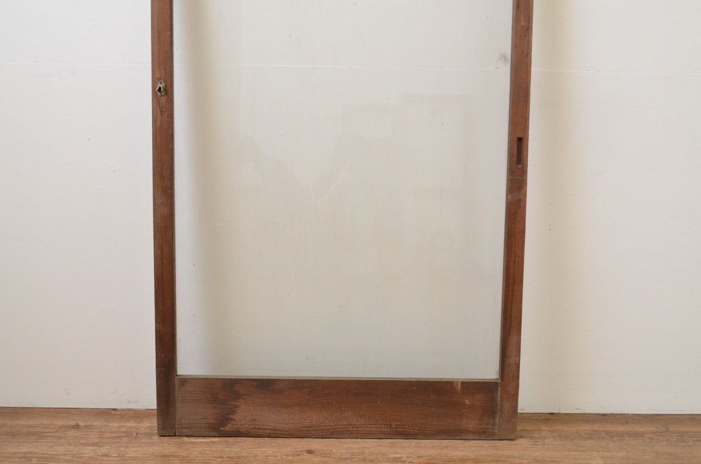 アンティーク建具 経年を感じさせる木味が魅力的 レトロな雰囲気漂う大判ガラス戸(引き戸)(R-067178)