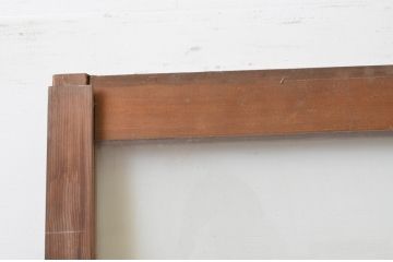 アンティーク建具 経年を感じさせる木味が魅力的 レトロな雰囲気漂う大判ガラス戸(引き戸)(R-067178)