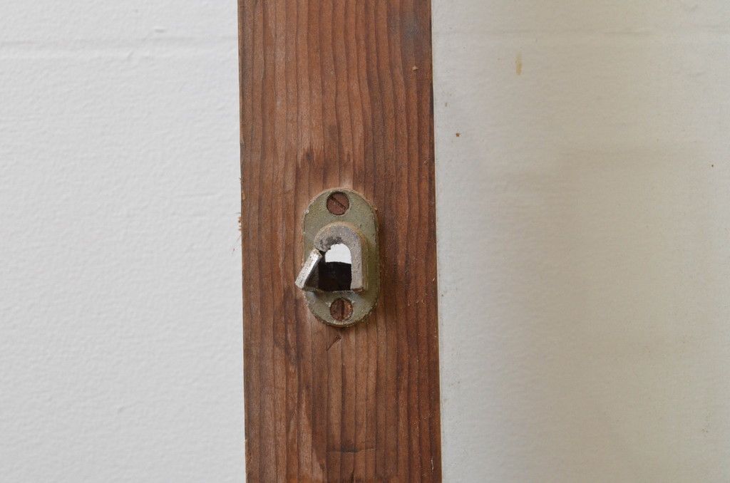 アンティーク建具 経年を感じさせる木味が魅力的 レトロな雰囲気漂う大判ガラス戸(引き戸)(R-067178)