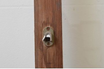アンティーク建具　経年を感じさせる木味が魅力的　レトロな雰囲気漂う大判ガラス戸(引き戸)(R‐067178)
