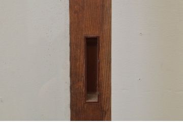 アンティーク建具 経年を感じさせる木味が魅力的 レトロな雰囲気漂う大判ガラス戸(引き戸)(R-067178)