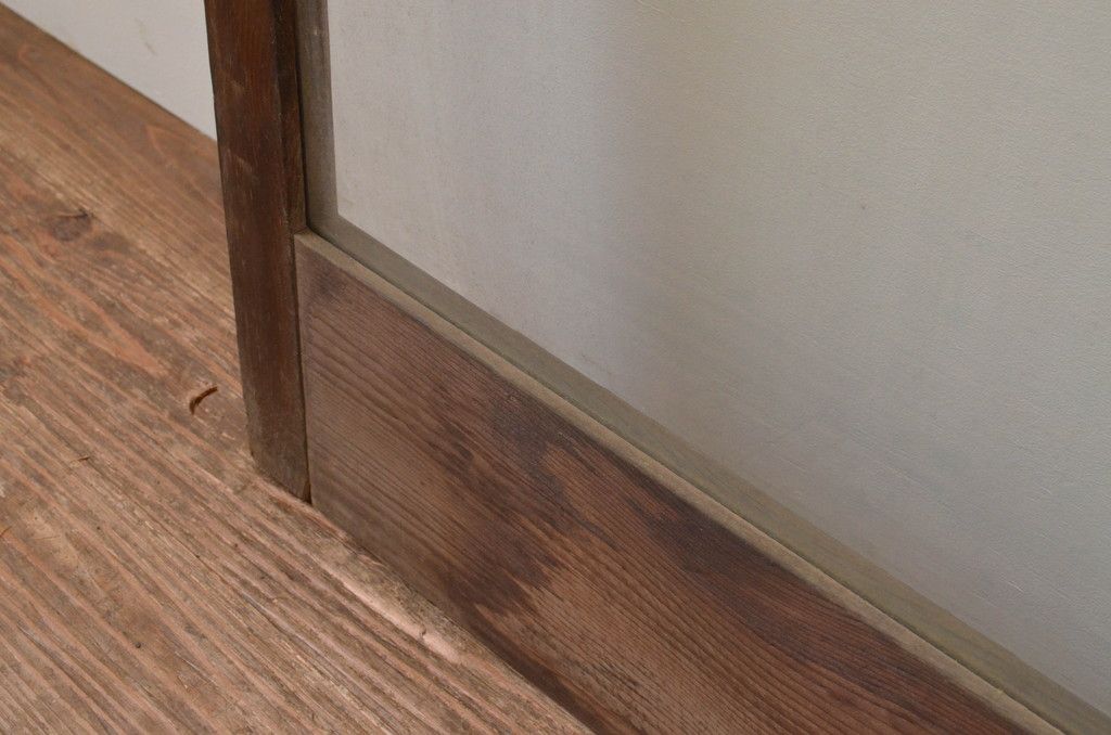 アンティーク建具 経年を感じさせる木味が魅力的 レトロな雰囲気漂う大判ガラス戸(引き戸)(R-067178)