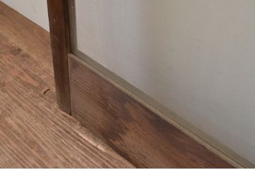 アンティーク建具 経年を感じさせる木味が魅力的 レトロな雰囲気漂う大判ガラス戸(引き戸)(R-067178)