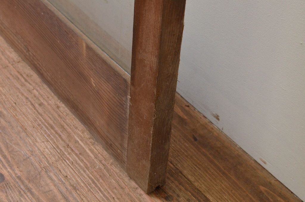 アンティーク建具 経年を感じさせる木味が魅力的 レトロな雰囲気漂う大判ガラス戸(引き戸)(R-067178)