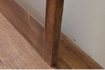 アンティーク建具 経年を感じさせる木味が魅力的 レトロな雰囲気漂う大判ガラス戸(引き戸)(R-067178)