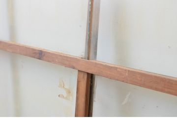 アンティーク建具　経年を感じさせる和の風情が魅力的なマス目(升目)の幅広ガラス戸1枚(引き戸)(R‐067179)
