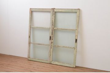 アンティーク建具　ペイント仕上げ限定　シンプルなデザインでインテリアに取り入れやすいペイントガラス窓2枚セット(引き戸、ガラス戸)(R-067192)