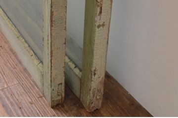 アンティーク建具　ペイント仕上げ限定　シンプルなデザインでインテリアに取り入れやすいペイントガラス窓2枚セット(引き戸、ガラス戸)(R-067192)