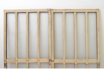アンティーク建具　ペイント仕上げ限定　レトロな雰囲気が漂う玄関引き戸2枚セット(玄関戸、ガラス戸、格子戸)(R-067195)