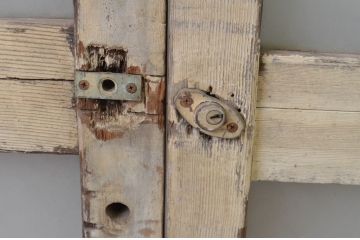 アンティーク建具　ペイント仕上げ限定　レトロな雰囲気が漂う玄関引き戸2枚セット(玄関戸、ガラス戸、格子戸)(R-067195)