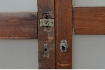 アンティーク建具　ペイント仕上げ限定　レトロな雰囲気が漂う玄関引き戸2枚セット(玄関戸、ガラス戸、格子戸)(R-067195)