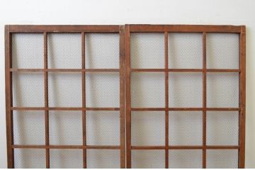 アンティーク建具　どこか懐かしい雰囲気を感じる金網引き戸2枚セット(マス目、升目、格子戸)(R-067197)