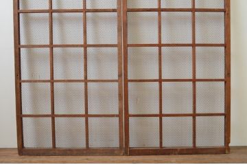 アンティーク建具　どこか懐かしい雰囲気を感じる金網引き戸2枚セット(マス目、升目、格子戸)(R-067197)