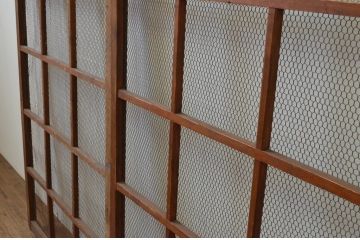 アンティーク建具　どこか懐かしい雰囲気を感じる金網引き戸2枚セット(マス目、升目、格子戸)(R-067197)