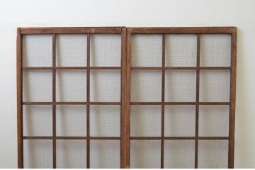 アンティーク建具　どこか懐かしい雰囲気を感じる金網引き戸2枚セット(マス目、升目、格子戸)(R-067197)