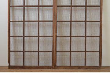 アンティーク建具　どこか懐かしい雰囲気を感じる金網引き戸2枚セット(マス目、升目、格子戸)(R-067197)