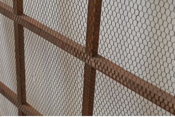 アンティーク建具　どこか懐かしい雰囲気を感じる金網引き戸2枚セット(マス目、升目、格子戸)(R-067197)