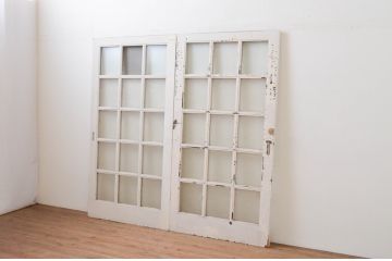 アンティーク建具　ペイント仕上げ限定　重厚!!存在感のある佇まいが魅力な升目(マス目)ペイントガラス戸2枚セット(引き戸、格子戸)(R-067198)