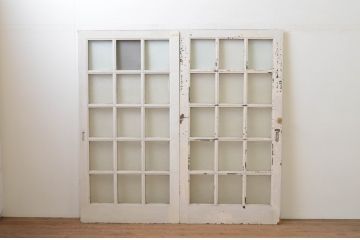 アンティーク建具　ペイント仕上げ限定　重厚!!存在感のある佇まいが魅力な升目(マス目)ペイントガラス戸2枚セット(引き戸、格子戸)(R-067198)