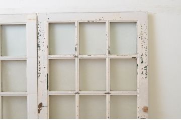 アンティーク建具　ペイント仕上げ限定　重厚!!存在感のある佇まいが魅力な升目(マス目)ペイントガラス戸2枚セット(引き戸、格子戸)(R-067198)