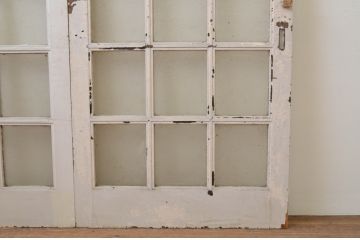 アンティーク建具　ペイント仕上げ限定　重厚!!存在感のある佇まいが魅力な升目(マス目)ペイントガラス戸2枚セット(引き戸、格子戸)(R-067198)