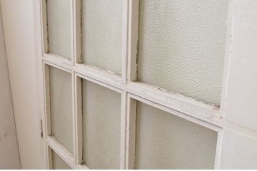 アンティーク建具　ペイント仕上げ限定　重厚!!存在感のある佇まいが魅力な升目(マス目)ペイントガラス戸2枚セット(引き戸、格子戸)(R-067198)