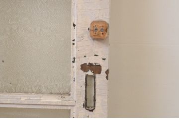 アンティーク建具　ペイント仕上げ限定　重厚!!存在感のある佇まいが魅力な升目(マス目)ペイントガラス戸2枚セット(引き戸、格子戸)(R-067198)