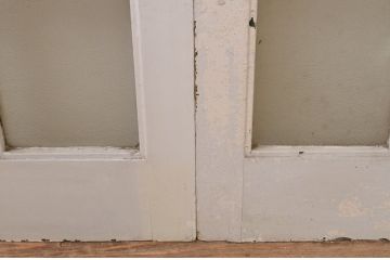 アンティーク建具　ペイント仕上げ限定　重厚!!存在感のある佇まいが魅力な升目(マス目)ペイントガラス戸2枚セット(引き戸、格子戸)(R-067198)