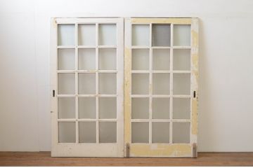 アンティーク建具　ペイント仕上げ限定　重厚!!存在感のある佇まいが魅力な升目(マス目)ペイントガラス戸2枚セット(引き戸、格子戸)(R-067198)
