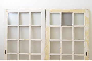 アンティーク建具　ペイント仕上げ限定　重厚!!存在感のある佇まいが魅力な升目(マス目)ペイントガラス戸2枚セット(引き戸、格子戸)(R-067198)