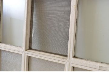 アンティーク建具　ペイント仕上げ限定　重厚!!存在感のある佇まいが魅力な升目(マス目)ペイントガラス戸2枚セット(引き戸、格子戸)(R-067198)