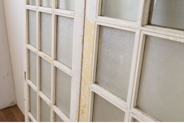 アンティーク建具　ペイント仕上げ限定　重厚!!存在感のある佇まいが魅力な升目(マス目)ペイントガラス戸2枚セット(引き戸、格子戸)(R-067198)