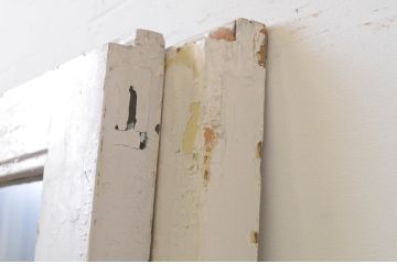 アンティーク建具　ペイント仕上げ限定　重厚!!存在感のある佇まいが魅力な升目(マス目)ペイントガラス戸2枚セット(引き戸、格子戸)(R-067198)